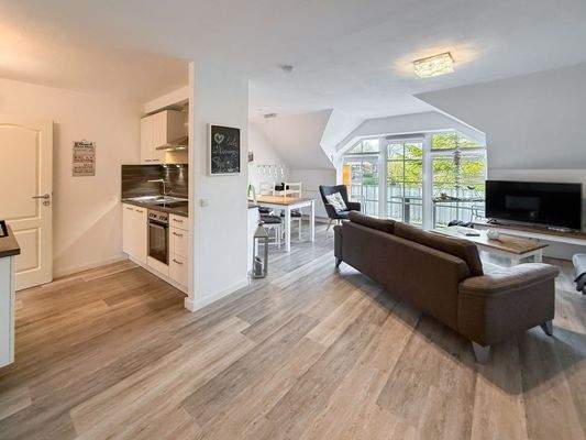 5. Blick in den gesamten Wohnbereich.jpg