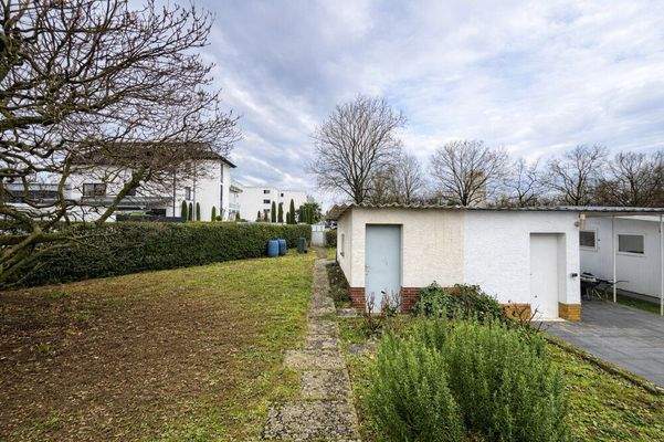 Gartenbereich mit Gartenhaus