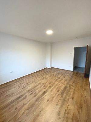 Helles Wohnzimmer mit Holzboden