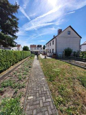 Blick über Garten im hinterem Teil