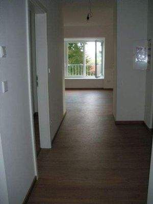 Flur mit Blick ins Wohn-Esszimmer