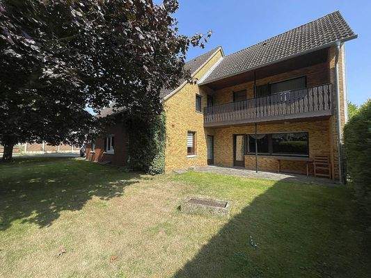 Westansicht mit Terrasse und Balkon