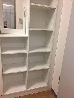 Leeres Regal mit Spiegel