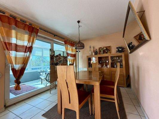 Esszimmer mit Zugang zum Wintergarten