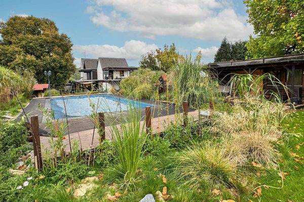 Garten mit Salzwasserpool