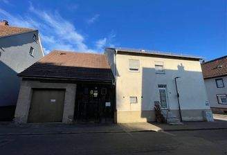 Außenansicht mit Scheune und Garage