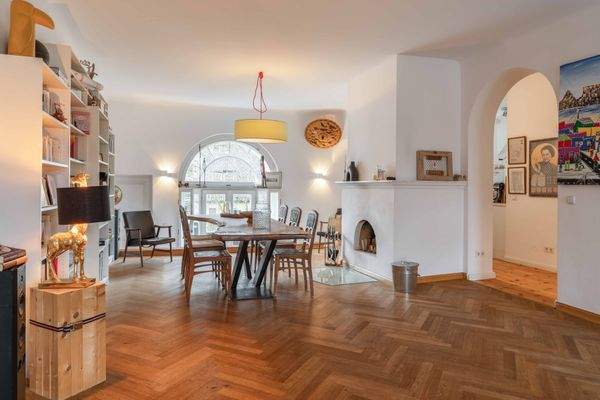 Essbereich mit offenem Kamin