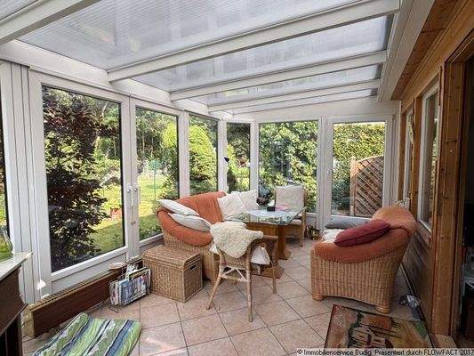 gemütlich eingerichteter Wintergarten