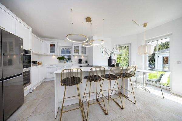 Einbauküche mit Kochinsel Erdgeschoss