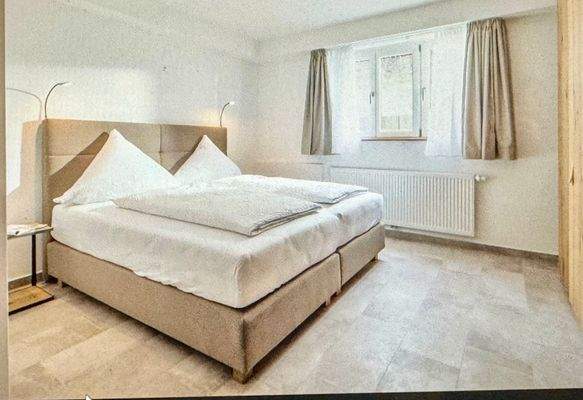 Schlafzimmer mit Boxspringbett