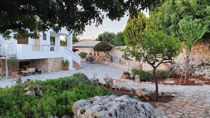 MIT VIDEO! Kreta, Plaka: Villa mit traditionellen Elementen und Meerblick zu verkaufen