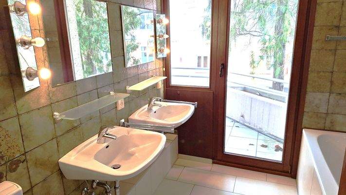 Bad, Doppelwaschtisch, Ausgang Terrasse