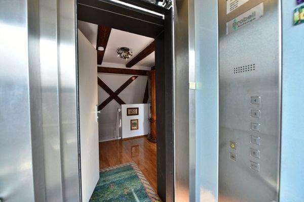 Aufzug bis zum 1. DG