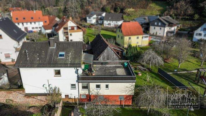 Luftbild_Großer Balkon mit Blick auf Garten