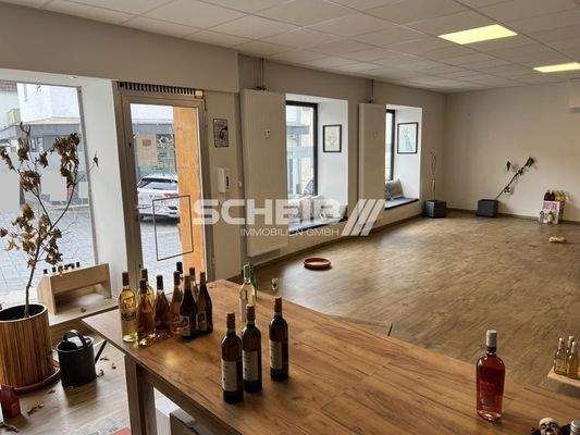 schöne Ladenfläche mit Schaufenster