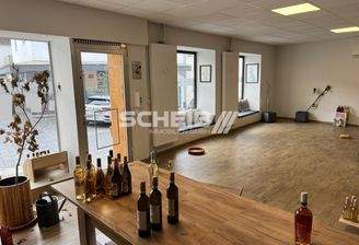 schöne Ladenfläche mit Schaufenster