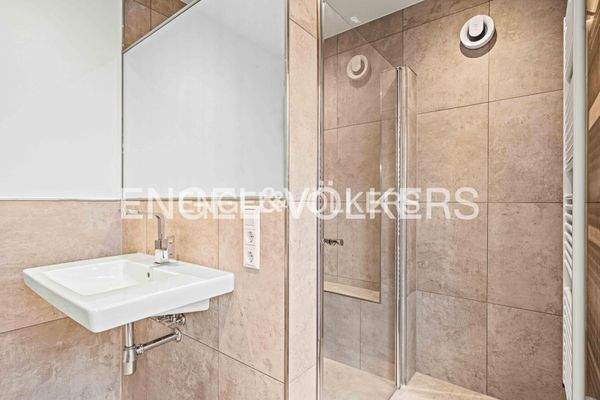 Badezimmer mit ebenerdiger Dusche