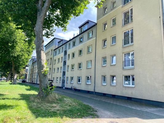 Straßenansicht im Sommer