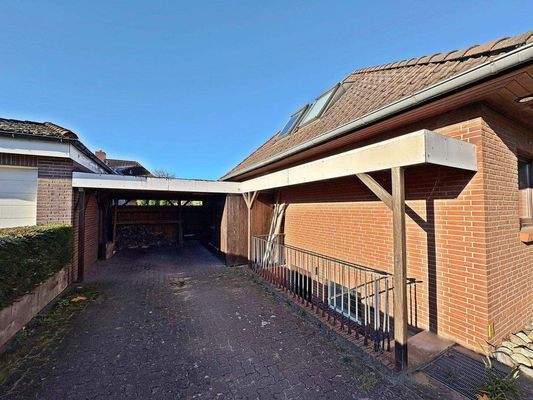 Carport und Kellerabgang