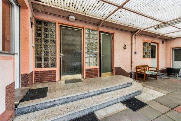 Überdachter Eingangsbereich