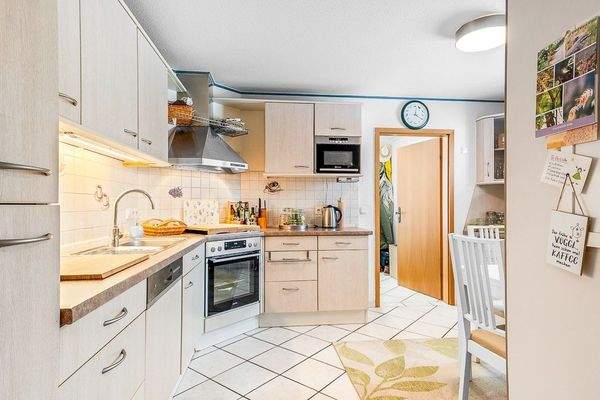 Küche mit Einbauküche