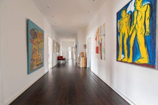 Weitläufiger Flur mit großzügigem Raumgefühl