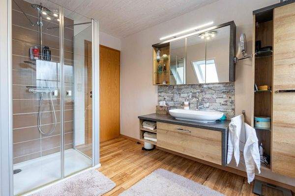 Modernisiertes Badezimmer im Einfamilienhaus