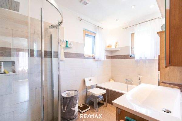 14. Badezimmer Erdgeschoss