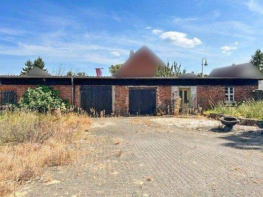 Hofansicht mit Garagen