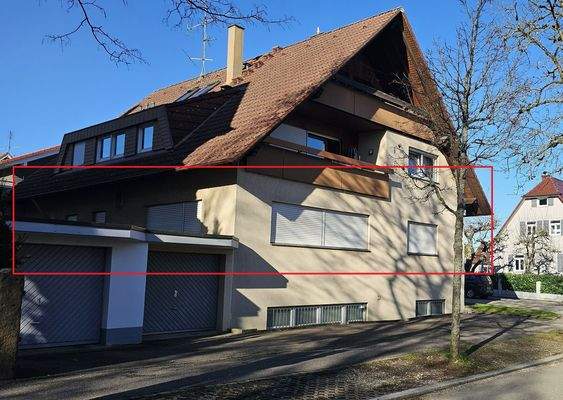 Gebäudeansicht mit Stellplätzen