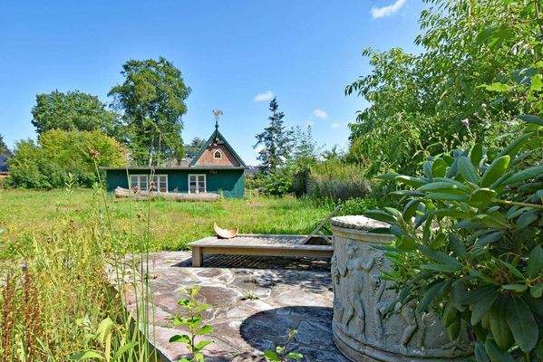 kleiner Teich + Hühnerhaus