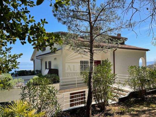 Gebäudeansicht_Eingang_Wohnung im 2.OG (2)