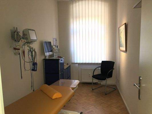 Behandlungszimmer 2.jpg