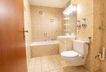 Badezimmer mit Duschbadewanne