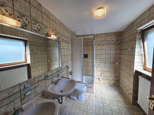 Bad mit Dusche und WC UG