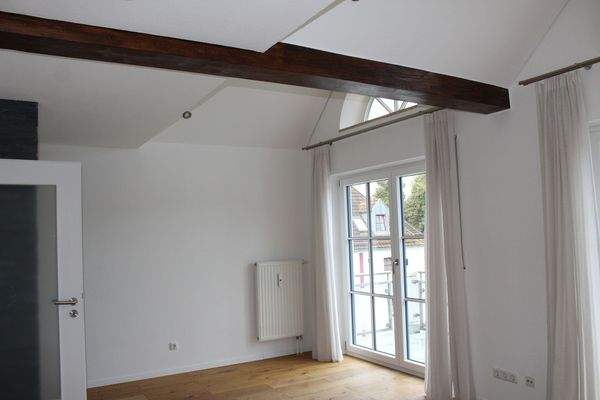 Helles Wohnzimmer mit Balkon