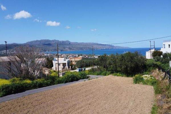 Kreta, Tavronitis: Grundstück mit hoher Bebaubarkeit in Meeresnähe zu verkaufen