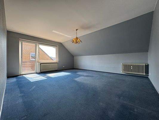 Wohnzimmer mit Balkonzugang DG Wohnung