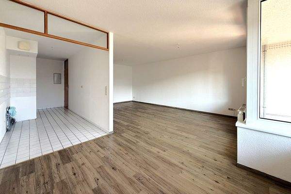 großes Wohnzimmer mit offener Küche