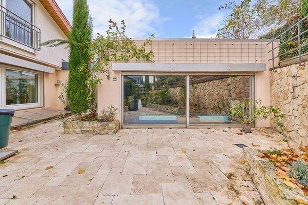 Innenschwimmbad mit Zugang in den Garten