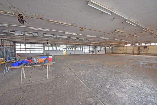 Lager und Produktionshalle