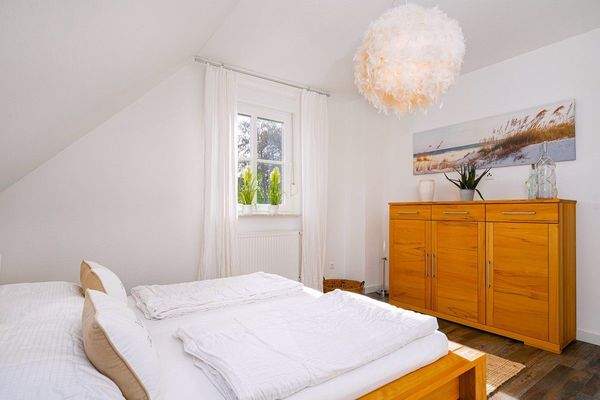 Helles und gemütliches Schlafzimmer in der kleineren Wohnung 