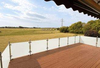 Balkon mit traumhafter Aussicht auf einen Pferdehof