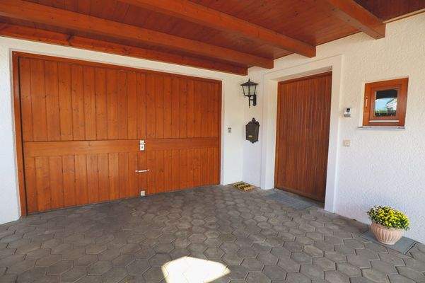 Eingansbereich und Garage