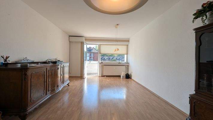 Wohnzimmer mit Ausgang zum Balkon