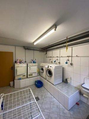 Waschküche mit Podest