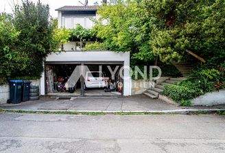 Garage und Hausansicht