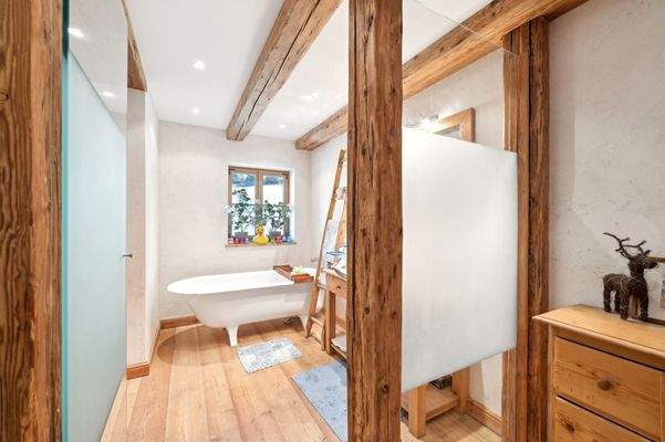 Das Tageslicht-Badezimmer mit freistehender Badewanne