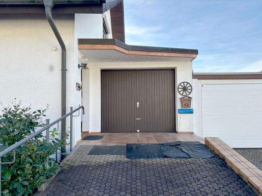 Sicht zur Garage mit Stellplatzmöglichkeit davor