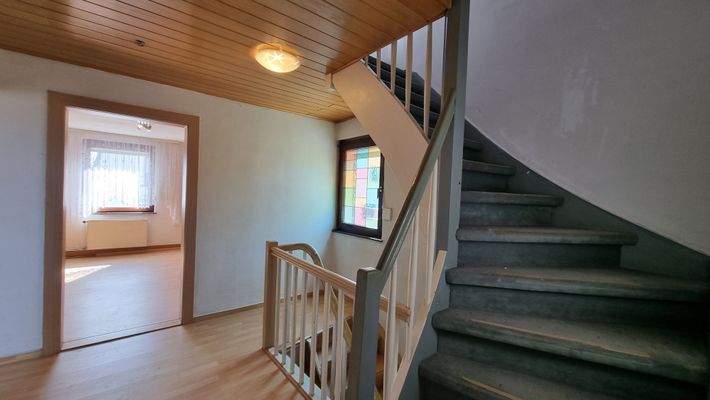 Flurbereich mit  Treppe zum DG